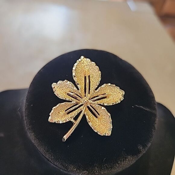 Vintage Sarah Coventry Leaf  Brooch Approximately 2”x 1.5” 12.9g - Picture 2 of 3